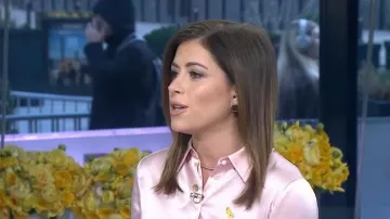 Alice + Blusa de seda Olivia Brady usada por Chloe Melas, vista en Today el 13 de marzo de 2026
