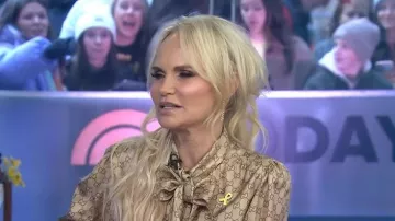 Chemisier en sergée en soie à col cravate Gucci GG porté par Kristin Chenoweth, tel que vu dans Today le 13 mars 2026