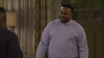Sweat-shirt Season Core Regular Fit Logo, Scotch & Soda, porté par Marty Butler (Marcel Spears) tel que vu dans The Neighborhood (S08E11)