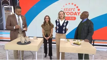 Camiseta de seda crepé con volantes y volantes de Michael Kors llevada por Joy Bauer, vista en Today el 13 de marzo de 2026