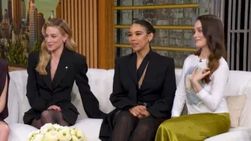 Colección Michael Kors Tissue Crepe Scarf con blazer con cinturón llevado por Alexandra Shipp, visto en Good Morning America el 12 de marzo de 2026