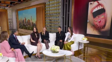 Zapatos Aldo Stessysling en marrón oscuro usados por Lola Tung, tal como se ve en Good Morning America el 12 de marzo de 2026