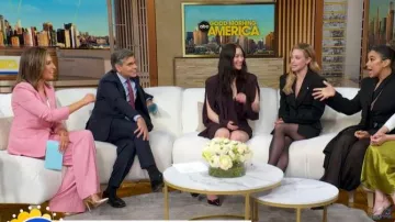 Chaqueta Dickey de Veronica Beard Battista llevada por Mary Bruce vista en Good Morning America el 12 de marzo de 2026