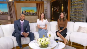 Alice + Olivia Ramona Pointelle Polo usado por Rebecca Jarvis, visto en Good Morning America el 13 de marzo de 2026