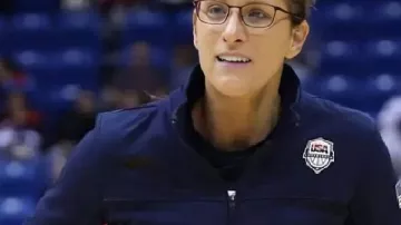 ¡Stephanie White 2026 FIBA World Cup Blue Jacket en Stephanie White HABLA SOBRE Caitlin Clark CONTROVERSIA con el equipo de EE. UU.!