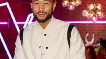 The Voice S29 John Legend Chaqueta blanca Varsity de John Legend tal como se ve en The Voice