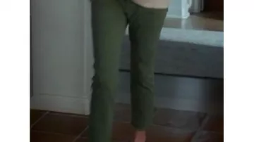 Pantalon à poches avant vertes porté par Liz (Christa Miller) dans Shrinking (S03)