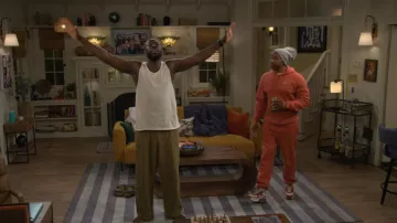 Urban Outfitters Pantalones de playa a rayas usados por Malcolm Butler (Sheaun McKinney) como se ve en The Neighborhood (S08E11)
