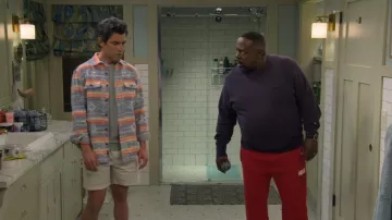 Pantalones de chándal de Hugo Nimaytro usados por Calvin Butler (Cedric el Artista) vistos en The Neighborhood (S08E11)