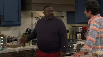 Todd Snyder + Sudadera de bolsillo de peso medio Sun Faded Champion llevada por Calvin Butler (Cedric the Entertainer) vista en The Neighborhood (S08E11)