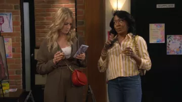 Mono de L'Academie Reed llevado por Gemma Johnson (Beth Behrs) visto en The Neighborhood (S08E11)