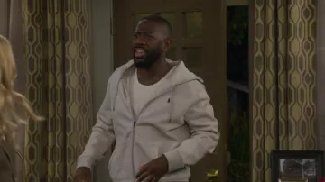 Sudadera con capucha con capucha con cremallera delantera de Polo Ralph Lauren Big & Tall llevada por Malcolm Butler (Sheaun McKinney) tal como se ve en The Neighborhood (S08E11)