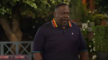 Camiseta polo de conejo psicópata que lleva Calvin Butler (Cedric el Artista) vista en The Neighborhood (S08E11)