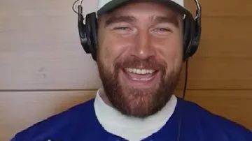 New Heights Travis Kelce Blue Jersey en ¿Alguien sabe cómo conseguir una pulsera para Taylor Swift? … Preguntando por un amigo ????