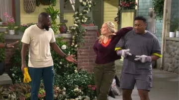 Jersey corto de lana y algodón Bella de capa marina, escote en V y lana y algodón, llevado por Gemma Johnson (Beth Behrs) como se ve en The Neighborhood (S08E12)