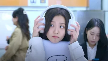 Sony Ult Wear auriculares Bluetooth con cancelación de ruido over-ear usados por Seo Mi-rae (Jisoo) como se ve en Boyfriend on Demand (S01E01)