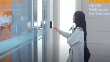 Sac Maison Margiela Glam Slam Sport Computer porté par Seo Mi-rae (Jisoo) tel que vu dans Boyfriend on Demand (S01E01)