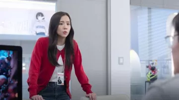 Cárdigan Vivienne Westwood Bea Knit Cropped llevado por Seo Mi-rae (Jisoo) como se ve en Boyfriend on Demand (S01E02)