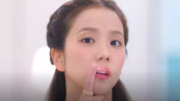Anillo de oro de doble hilera Cartier Pave Diamond Clash de Cartier Diamond que lleva Seo Mi-rae (Jisoo) tal como se ve en Boyfriend on Demand (S01E02)