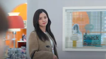 Veste ronde Kuho Plus Buckle Detail portée par Seo Mi-rae (Jisoo) telle que vue dans Boyfriend on Demand (S01E02)