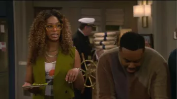 Chaleco cruzado Theory Peak llevado por Courtney (Skye Townsend) visto en The Neighborhood (S08E12)