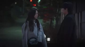 Mini sac à effet crocodile de Ganni Bou porté par Seo Mi-rae (Jisoo) tel que vu dans Boyfriend on Demand (S01E03)