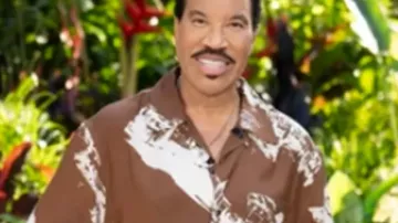American Idol S24 camiseta marrón con estampado de Lionel Richie en American Idol
