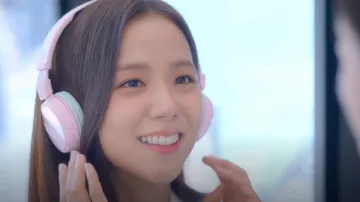 Auriculares plegables Sony Dynamic Foldable usados por Seo Mi-rae (Jisoo) como se ve en Boyfriend on Demand (S01E05)