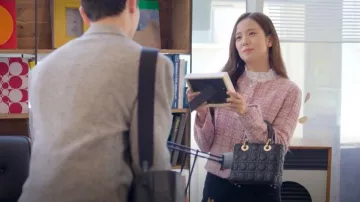 Dior Medium Lady Bag worn by Seo Mi-ra (Jisoo) as seen in Boyfriend on Demand (S01E05)