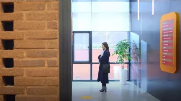 Sac à bandoulière en cuir Medium Tangle Jil Sander porté par Seo Mi-rae (Jisoo) tel que vu dans Boyfriend on Demand (S01E05)