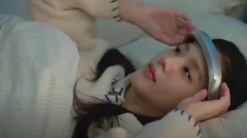Pinkoi White Contrast Stitch Cardigan worn by Seo Mi-rae (Jisoo) as seen in Boyfriend on Demand (S01E05)