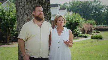 Vestido camisa sin mangas con volantes y dobladillo de Anthropologie usado por Erin Napier tal como se ve en Home Town (S10E10)