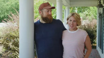 Vieux haut marine EveryWear à cravate latérale porté par Erin Napier tel que vu dans la ville natale (S10E10)