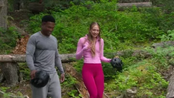 Nulu chaqueta corta Lululemon Define llevada por Pfeifer Hill como se ve en Age of Attraction (S01E02)