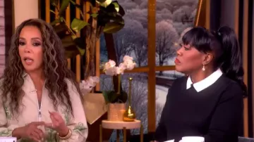Jersey negro de capas Karl Lagerfeld usado por Sheryl Underwood, tal como se ve en The View el 12 de marzo de 2026