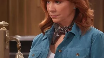 Chaqueta de ante azul Reba McEntire Happys Place S02