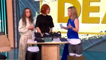 Camiseta de algodón Dries Van Noten Appliqued, que lleva Ashley Alderfer-Kaufman, tal como se ve en The View el 12 de marzo de 2026