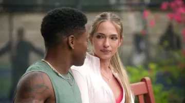 Chaqueta Lululemon Cropped Define que lleva Pfeifer Hill como se ve en Age of Attraction (S01E03)