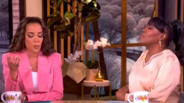 Blusas business casual de seda de gelatina en flor que lleva Sheryl Underwood tal como se ve en The View el 13 de marzo de 2026
