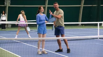 Pantalones cortos Lululemon de 4" Hotty Hot usados por Lindey Sage vistos en Age of Attraction (S01E03)