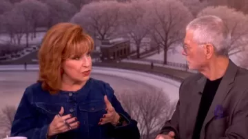 Chaqueta vaquera de cuello redondo de Eileen Fisher llevada por Joy Behar tal y como se ve en The View el 13 de marzo de 2026