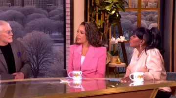 Gabriela Hearst Americana de pana de algodón de Angela llevada por Sunny Hostin vista en The View el 13 de marzo de 2026