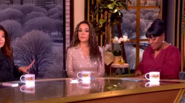 Top Veronica Beard Meryl llevado por Sunny Hostin tal y como se ve en The View el 16 de marzo de 2026