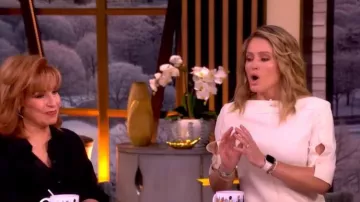 Top Theory con manga en el codo y cuello barco llevado por Sara Haines tal como se ve en The View el 16 de marzo de 2026