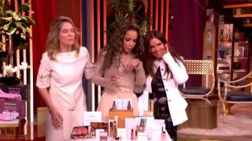 Robe florale torsadée en maille Stella McCartney portée par Gretta Monahan telle que vue dans The View le 16 mars 2026
