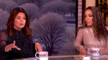 Diane von Furstenberg Eva Sheer Pinstripe Script Ruffle Blosa llevada por Ana Navarro tal y como se ve en The View el 16 de marzo de 2026