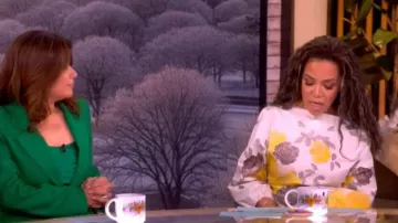 Vestido de Bernadette Ezra que lleva Sunny Hostin visto en The View el 16 de marzo de 2026