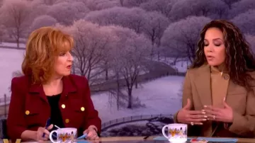 Chaqueta corta frontal con botones de L'Agence Kumi llevada por Joy Behar vista en The View el 17 de marzo de 2026
