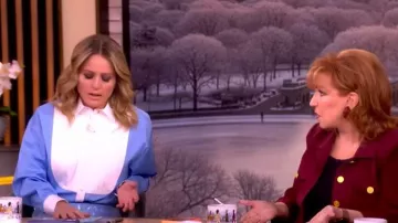 Camisa de esmoquin de La DoubleJ Peggy llevada por Sara Haines vista en The View el 17 de marzo de 2026