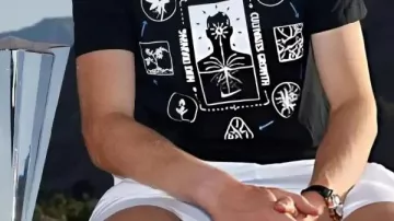 Camiseta negra que lleva Jannik Sinner en 'Un gran logro' | Jannik Pecador | Rueda de prensa del Campeón | BNP Paribas Open